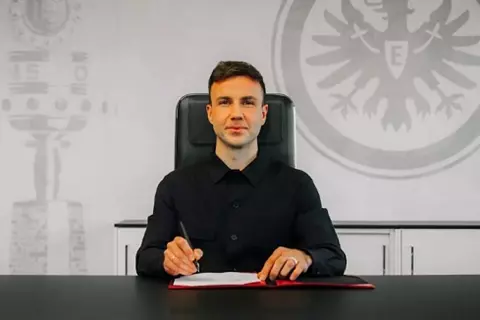 آينتراخت فرانكفورت يمدد عقد ماريو جوتزه حتى 2028